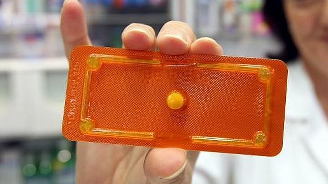 Cifuentes avisa de que la píldora poscoital «está poniendo en riesgo a muchas jóvenes» que la toman «sin control»