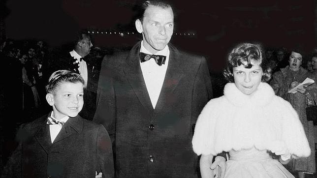 Frank Sinatra llega con sus hijos Frank y Nancy JR en el teatro RKO Pantages de Hollywood en 1954
