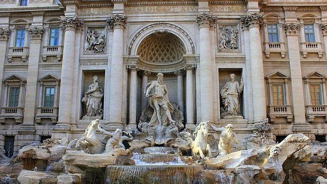 Detienen a un hombre por cortarse el abdomen en la Fontana de Trevi de Roma