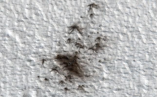 Una lluvia de rocas cae sobre Marte