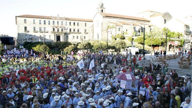 Alcaldes del PP, PSOE y BNG unidos tras la pancarta: «O Morrazo esixe solucións»