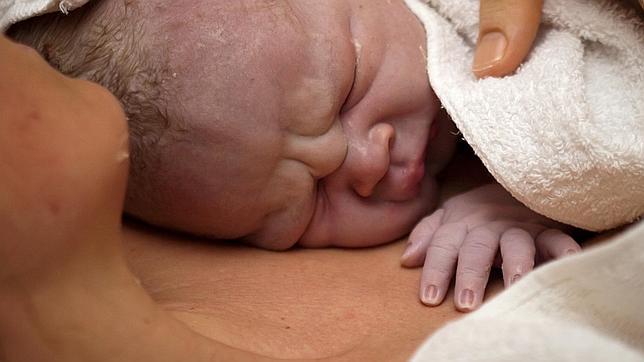 ¿Es beneficioso el contacto piel con piel entre madre e hijo nada más nacer?