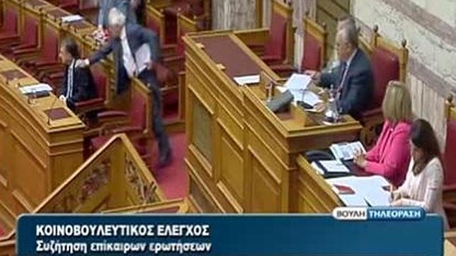 Graves insultos de los neonazis en el Parlamento griego