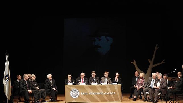 Santiago réndese aos pés dun veciño ilustre, Roberto Vidal Bolaño