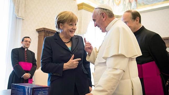 Merkel aboga por una mayor regulación de los mercados tras su encuentro con el Papa Francisco