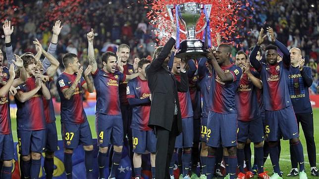 Vilanova y Abidal alzan ante su afición el título 22 de Liga del Barcelona