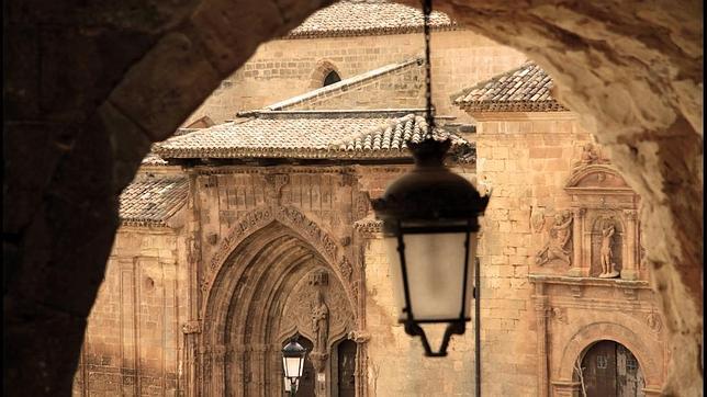 Arco de Zapatería y, al fondo, la Iglesia de la Trinidad