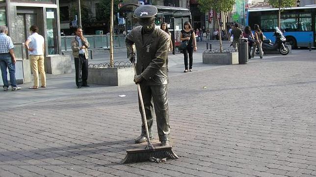Ante esta escultura se paran muchos turistas que no la conocen y la confunden con un mimo
