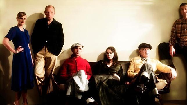 Rowland, de rojo, junto a los remozados Dexys