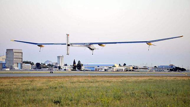 Despega el primer avión solar con la intención de recorrer 1.337 kilómetros sin combustible