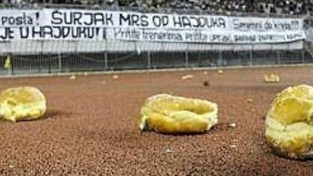 Algunos de los bollos pasteleros lanzados por hinchas del Hajduk