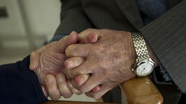 La música y las caricias, terapias alternativas para el alzheimer