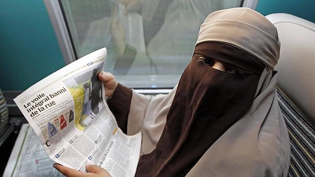 Una musulmana francesa con niqab en Avignon, el día en que se prohibió el velo integral en Francia