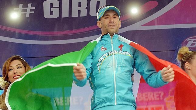 Nibali se corona bajo la nieve