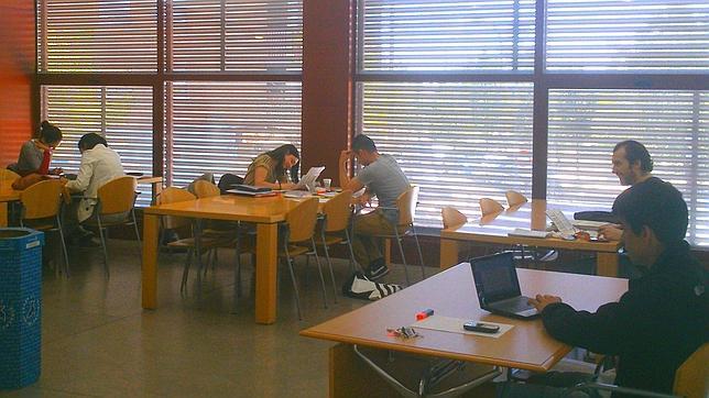 Salas de estudio abiertas hasta la madrugada en Villa de Vallecas