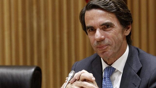 Aznar reitera sus críticas a Rajoy en un acto en el Congreso