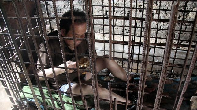 Un esquizofrénico chino, encerrado en una jaula por su familia desde hace 11 años