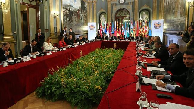 Rajoy reúne a sus presidentes autonómicos para aplacar la rebelión interna del déficit