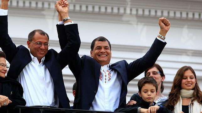 Malherbe, detrás, a la derecha, tras la victoria de su marido en las elecciones de febrero en Ecuador