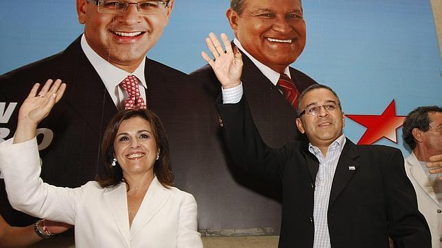 Vanda Pignato, junto a su marido, el presidente Funes, tras ganar éste las elecciones de 2009