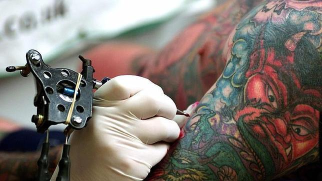 Aumentan las consultas para quitarse tatuajes