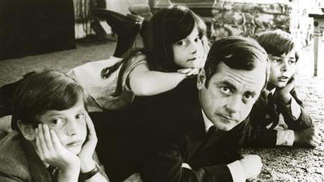 Dominque Dune encima de su padre Dominck