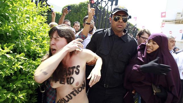 «Topless protesta» de las Femen en Túnez por la liberación de la feminista Amina