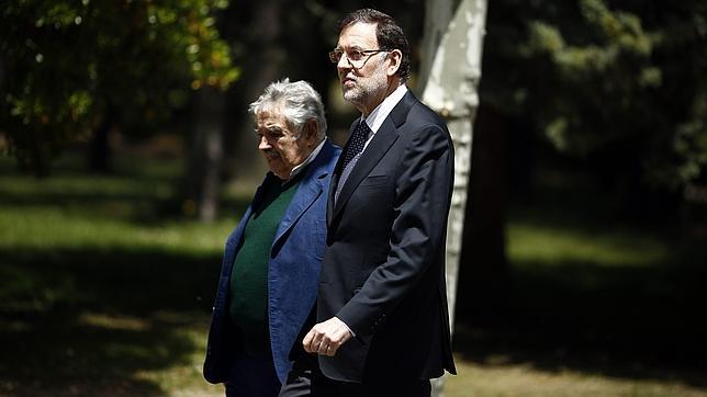Rajoy defiende ante Mujica más presencia de empresas españolas en Uruguay