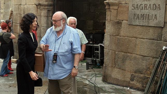 La actriz Maribel Verdú charla con el director José Luis Cuerda en un descanso del rodaje