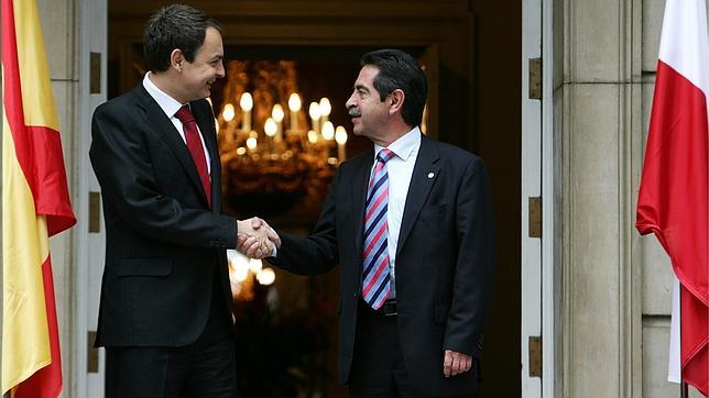 Zapatero dio a Revilla 489 millones de más que endeudaron a Cantabria