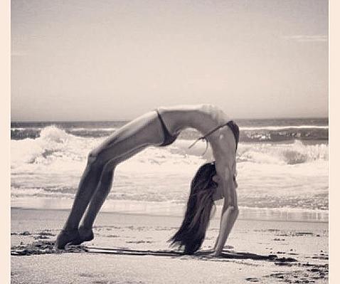 Miranda Kerr y sus habilidades con el yoga