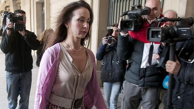 Trasiego de sobres en la puerta de la Junta y frente al Parlamento