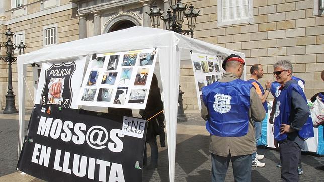 Un grupo de mossos reclama ante la Generalitat chalecos antibalas y más conciliación laboral