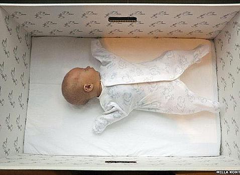 Los bebés en Finlandia duermen en cajas de cartón