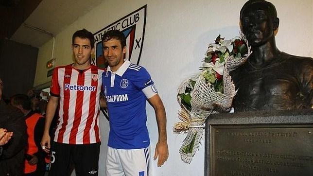 El capitán del Schalke 04, Raúl González, coloca un ramo de flores en el busto de Pichichi