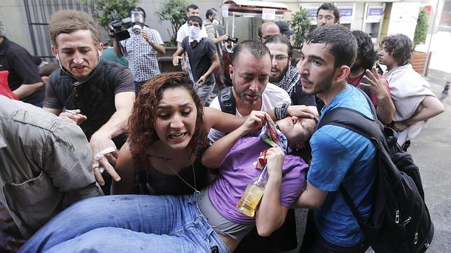 La Policía turca carga contra «indignados» que acampaban en defensa de un parque