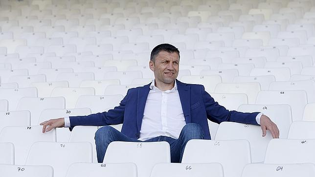 Djukic: «El Valencia es un gran club y debe jugar de tú a tú al Madrid y al Barça»