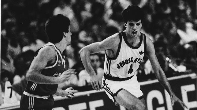 Petrovic, con su clásica imagen con la lengua fuera, en un partido contra la URSS