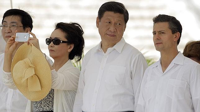 La primera dama china, Peng Liyuan, enciende la polémica por usar un iPhone