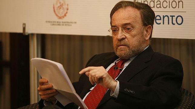 Antonio Burgos «La verdad ocupa el mismo espacio que la mentira en internet»