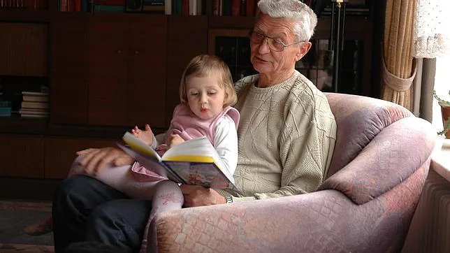 «Los abuelos que cuidan de los nietos tienen derecho a un respiro»