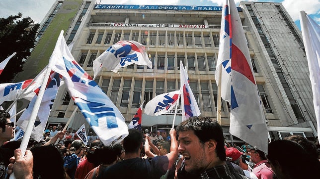 Decenas de trabajadores de la TV pública griega se han manifestado estos días frente a su sede