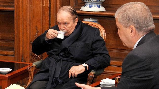 Argelia trata de evitar rumores mostrando imágenes de Buteflika convaleciente