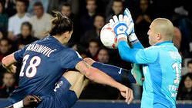 Ibrahimovic propina un pisotón en el pecho de Ruffier, portero del Saint-Étienne