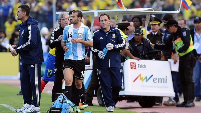 La FIFA abre expediente a Mascherano por su patada al camillero