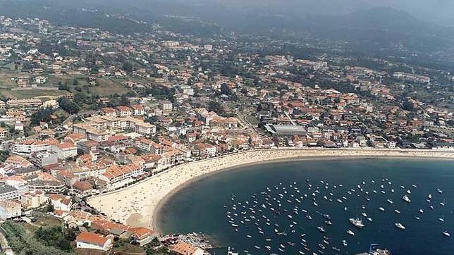 Es una de las localidades de mayor vida nocturna de la provincia de Pontevedra en verano