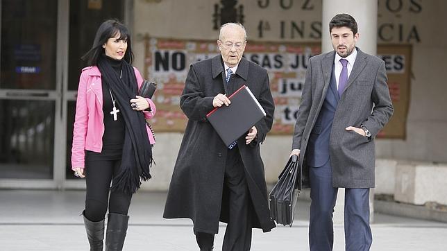 Un auxiliar de 82 años jubilado ayudó al médico Simón Viñals en el Madrid Arena