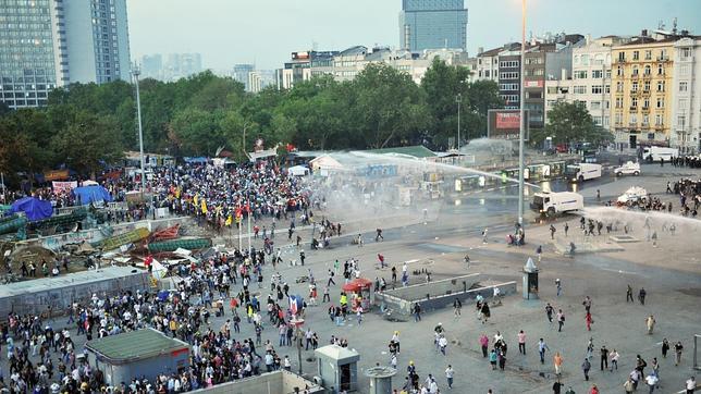 La Policía de Turquía carga de nuevo para desalojar a los manifestantes de la plaza Taksim