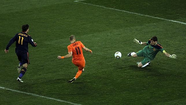 Íker Casillas desbarata la ocasión de Arjen Robben en la final del Mundial, el 11 de julio de 2010