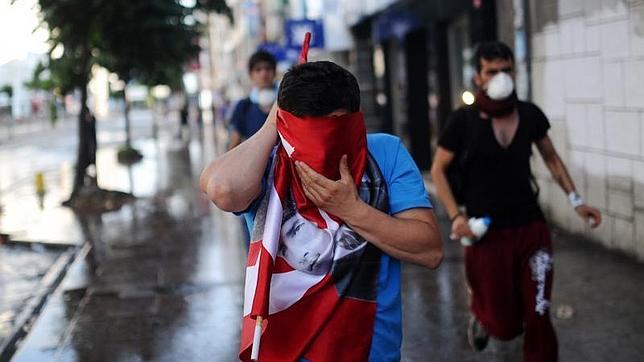 Los manifestantes desafían a Erdogan y protestan en las calles aledañas a Taksim